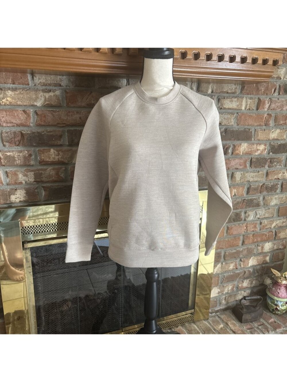 Uniqlo Women’s Tan Sweatshirt With Pockets Size Small